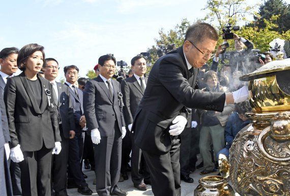 한국당 다카기 마사오 묘소 헌화.jpg | 인스티즈