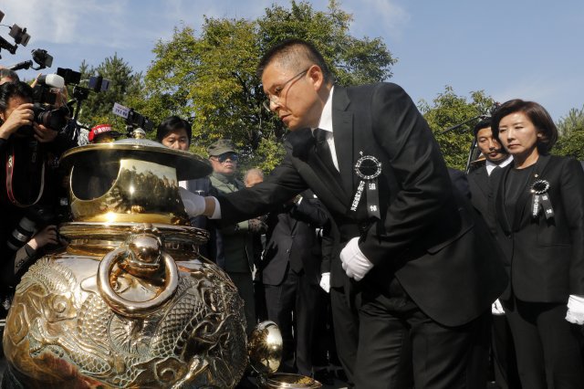 한국당 다카기 마사오 묘소 헌화.jpg | 인스티즈