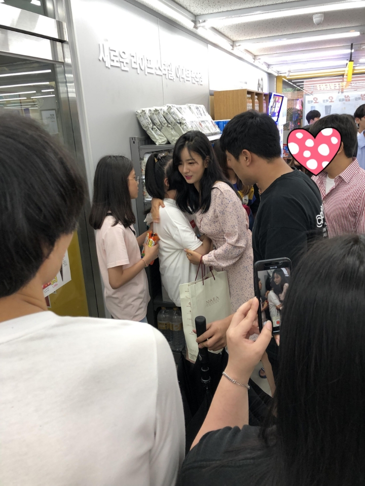 부모님 오픈하는 편의점에서 팬싸한 유투버.jpg | 인스티즈