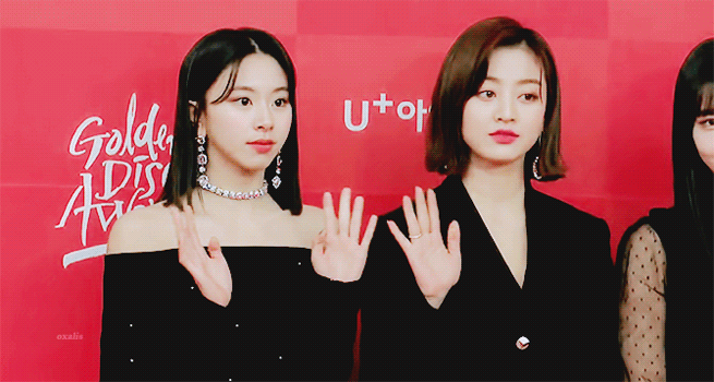오늘자 골든디스크 레드카펫 트와이스 예쁜애 옆에 예쁜애.gif | 인스티즈