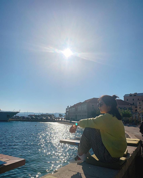 크로아티아에서 일을 하고 있는 에이핑크 초롱 보미.jpg | 인스티즈