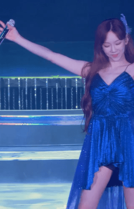 끈나시 드레스 입고 노래하는 태연.gif | 인스티즈