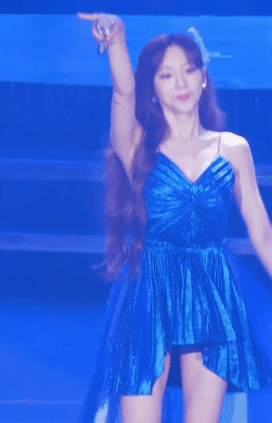 끈나시 드레스 입고 노래하는 태연.gif | 인스티즈