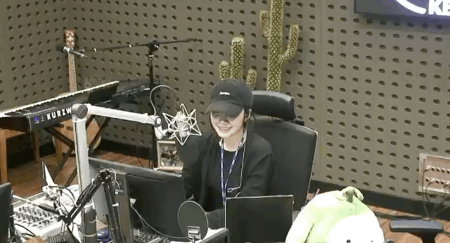 볼 두드리는 에이핑크 정은지.gif | 인스티즈