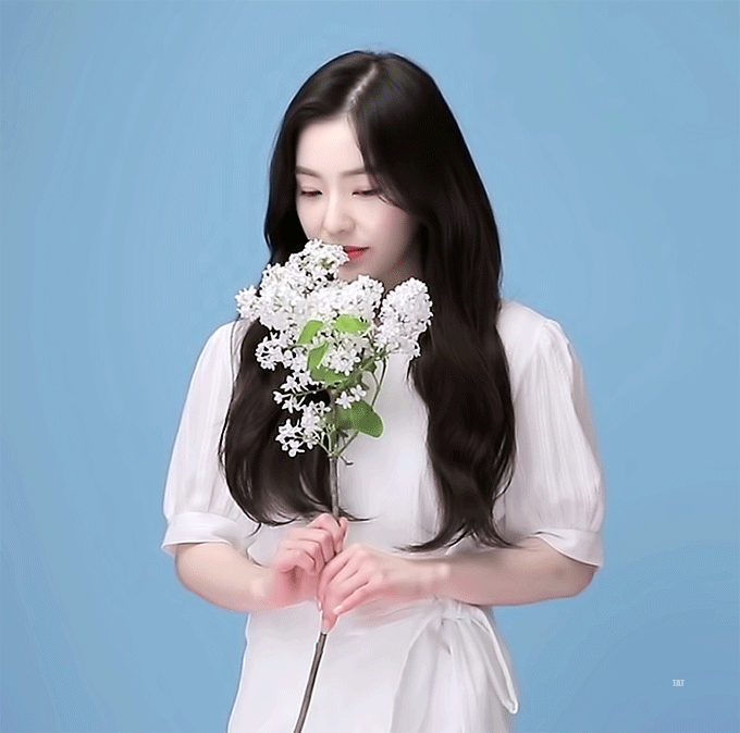 꽃을 든 아이린.gif | 인스티즈