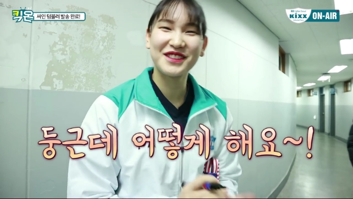 텀블러에 싸인하는 여배선수들.jpg | 인스티즈