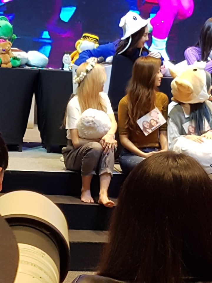 팬싸인회가 세상 편한 오늘자 사나 ㅋㅋ | 인스티즈