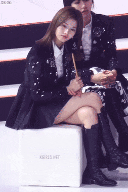 앉아있는 사나.gif | 인스티즈