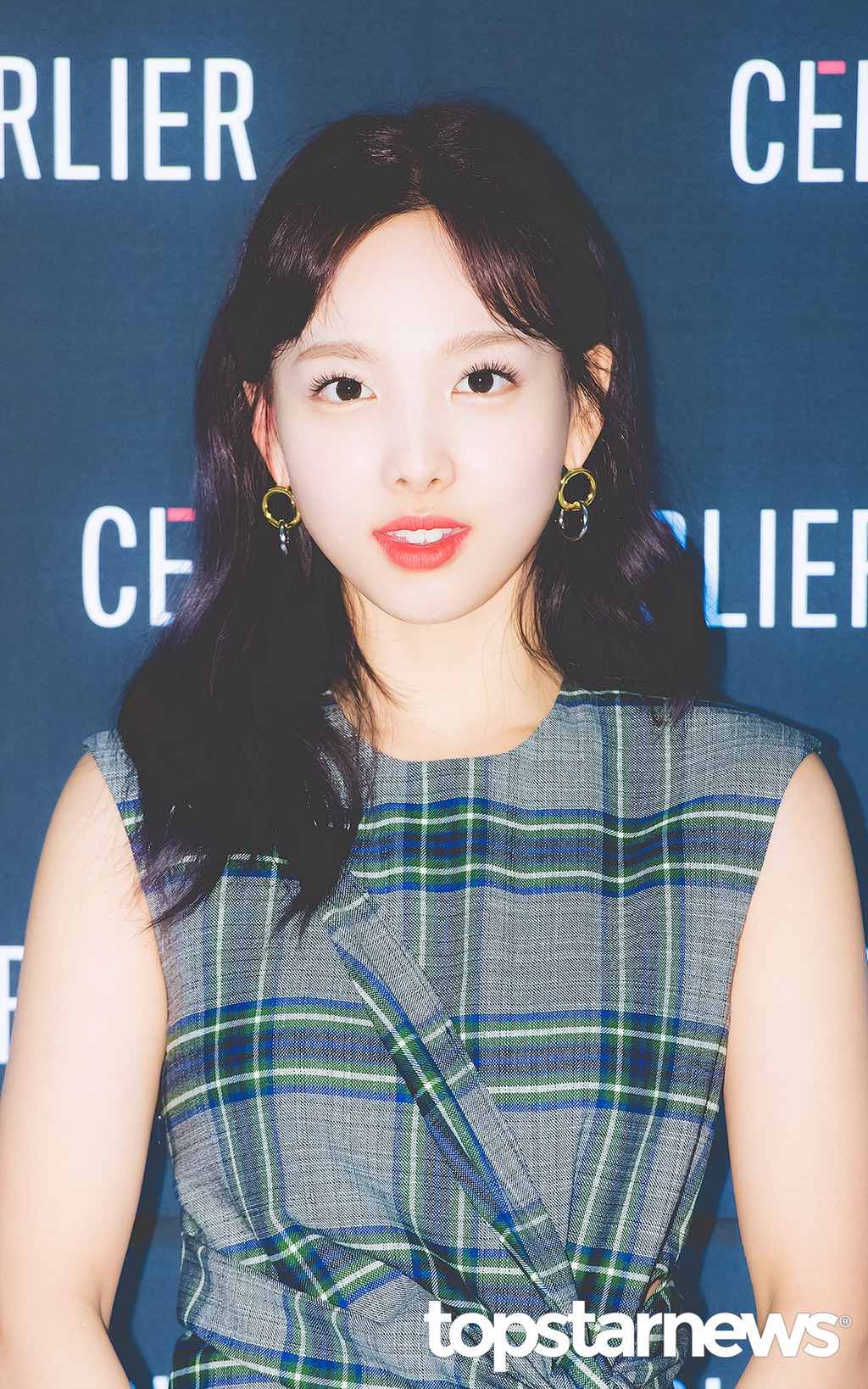 막내 쯔위가 좋아 포옹하는 맏내 나봉이 | 인스티즈