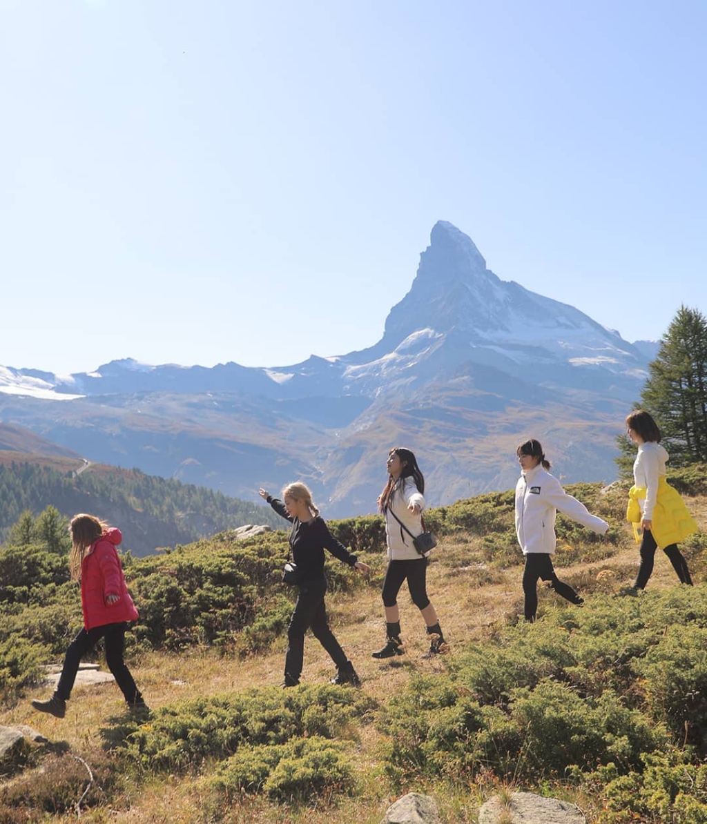 마테호른을 배경으로 하이킹하는 레드벨벳 | 인스티즈