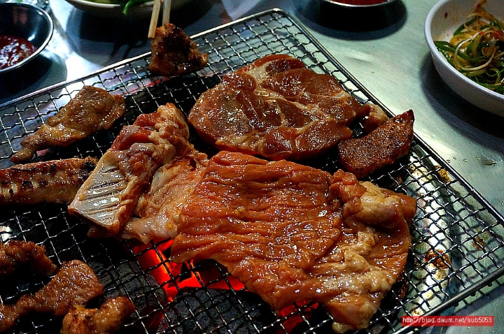후라이드 치킨+양념 돼지갈비+물냉면 평생 공짜 vs 양념치킨+삼겹살+비빔냉면 평생 공짜 | 인스티즈