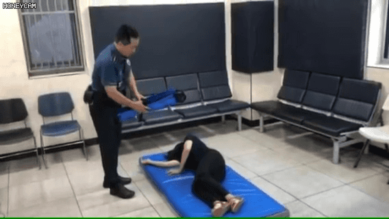 경찰이 여성 주취자 옮기기 위한 아이디어.gif | 인스티즈