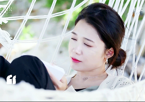 해먹에 누워 작사 하는 에이핑크 정은지.gif | 인스티즈
