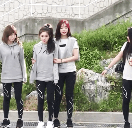 아이린한테 얼굴 마사지 당하는 조이.gif | 인스티즈