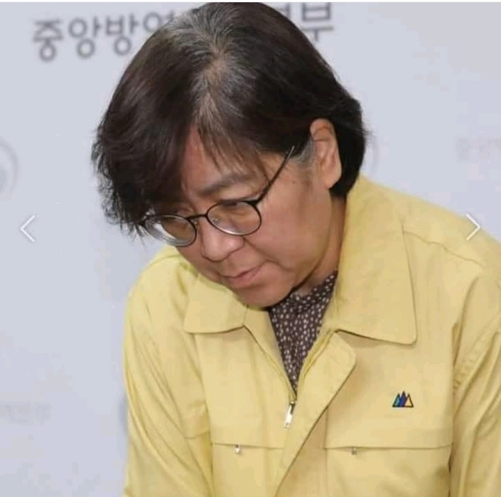 고개를 숙인 질병 관리본부 정은경 본부장님 | 인스티즈