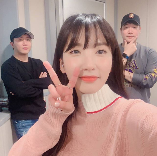 훈남들과 사진 찍은 지숙 | 인스티즈