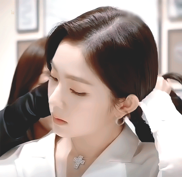 주얼리매장에서 목걸이 해보는 레드벨벳 아이린.jpgif | 인스티즈