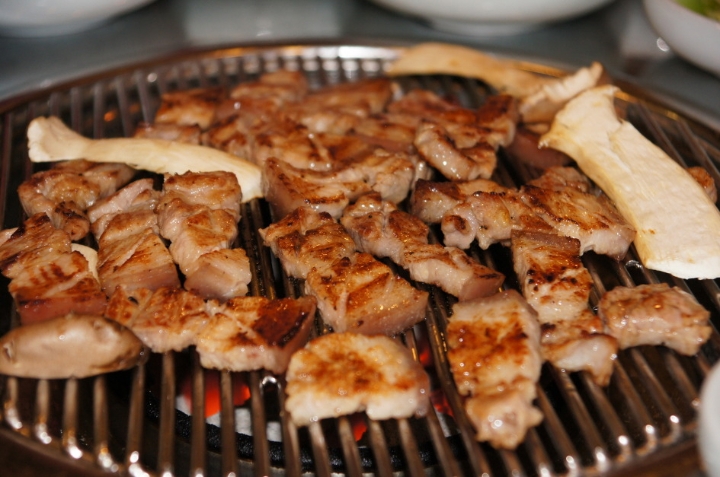 후라이드 치킨+양념 돼지갈비+물냉면 평생 공짜 vs 양념치킨+삼겹살+비빔냉면 평생 공짜 | 인스티즈