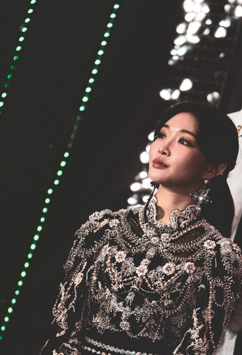 청하 연말 시상식 의상 디테일.jpg | 인스티즈