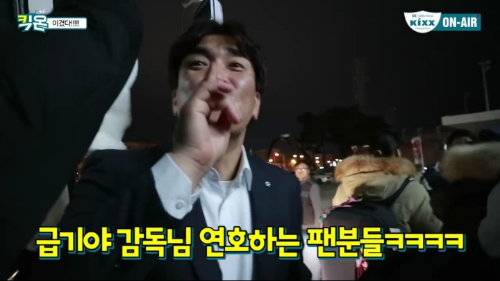 코스프레(?)하는 감독.jpg | 인스티즈