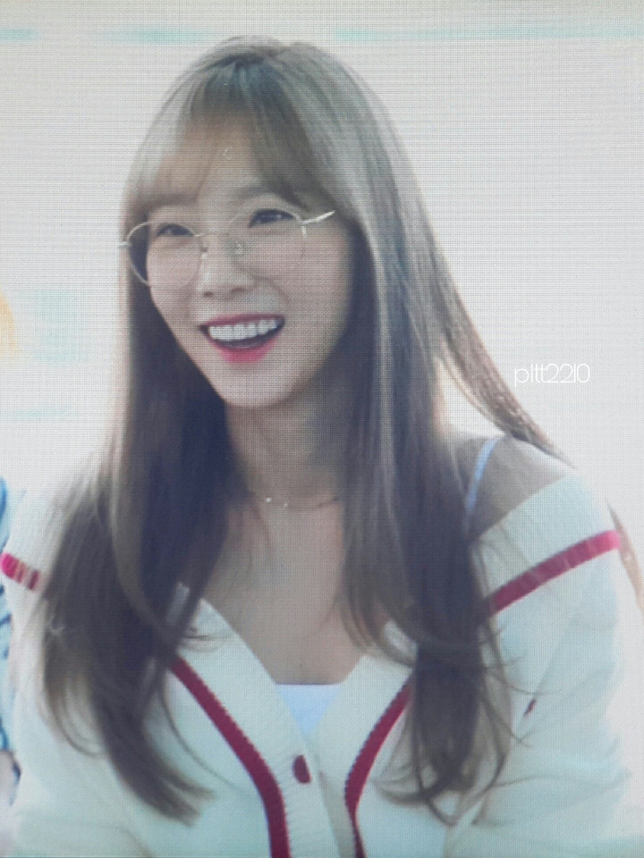 오늘자 새로운 헤어컬러로 염색하고 공항에 나타난 태연 | 인스티즈