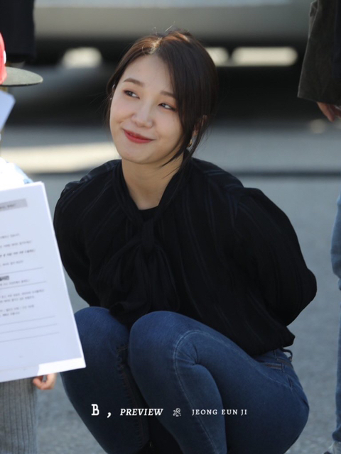 아가 보고 좋아하는 에이핑크 정은지.jpg | 인스티즈