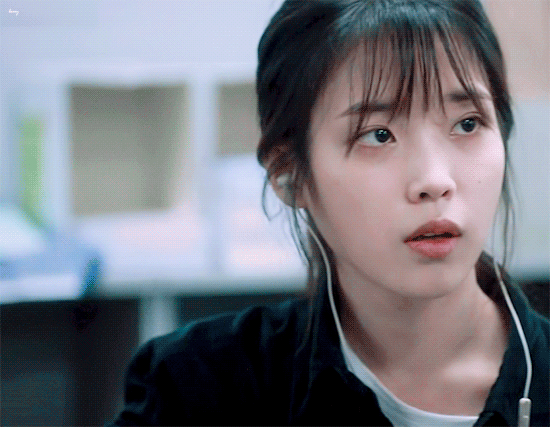 눈빛으로 쌍욕 박는 아이유 | 인스티즈