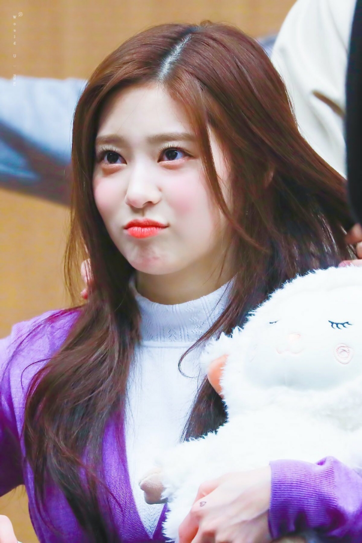 쭈굴미 넘치는 애잔한 개구리 아이즈원 김민주2.jpgif | 인스티즈