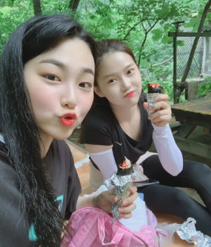 오마이걸 효정,구구단 미나 등산 인증샷 (재업) | 인스티즈