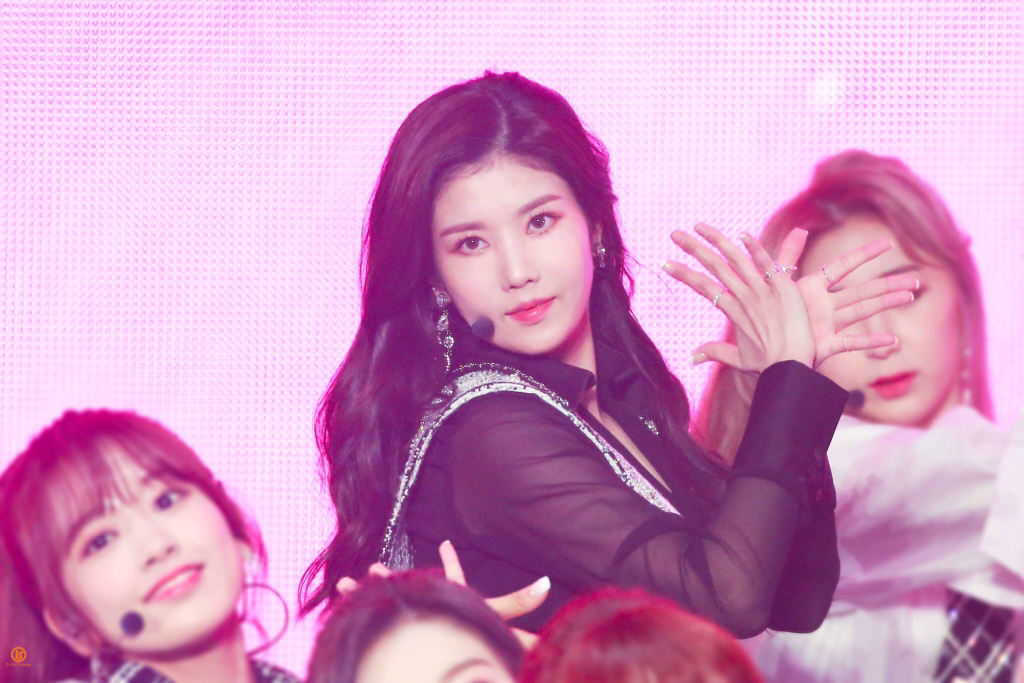 [아이즈원] 비가 많이 내려오고 있어서 권은비 | 인스티즈