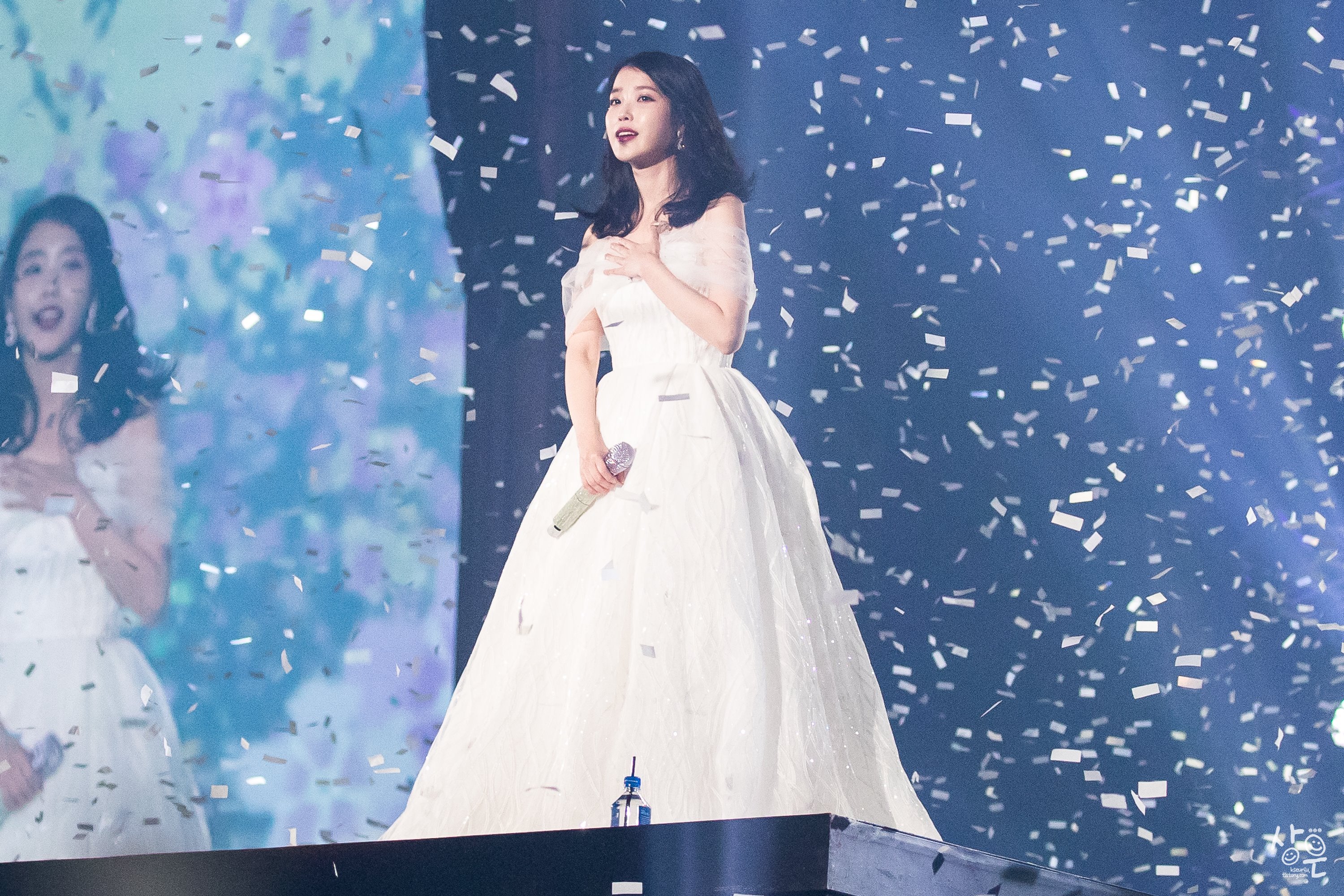 아이유 10주년 콘서트 in 서울.jpg | 인스티즈