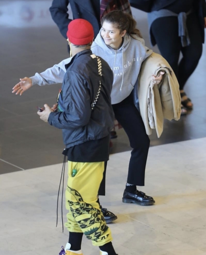 공항에서 아는 지인 만난 젠다야.jpg | 인스티즈