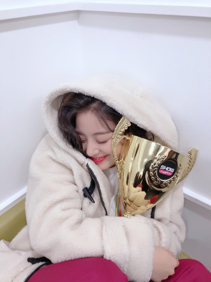 쇼챔피언 트로피로 보는 트와이스 멤버별 트로피 드는 방법 ㅋㅋㅋ | 인스티즈