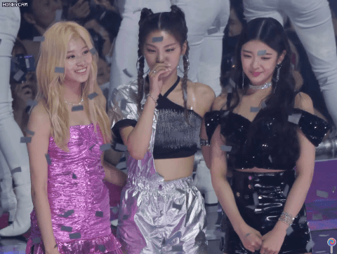 후배 가수들에게 자기 팬 소개해주는 트와이스 사나 | 인스티즈