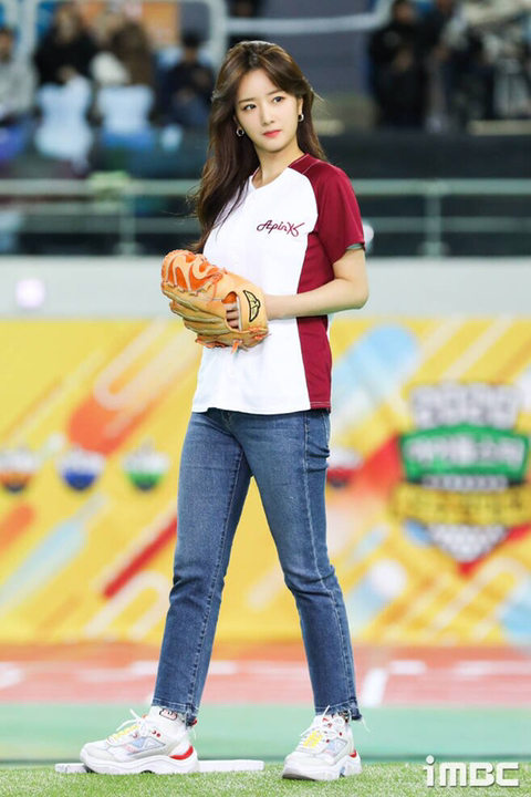 집중한 무표정의 에이핑크 윤보미는.jpg | 인스티즈