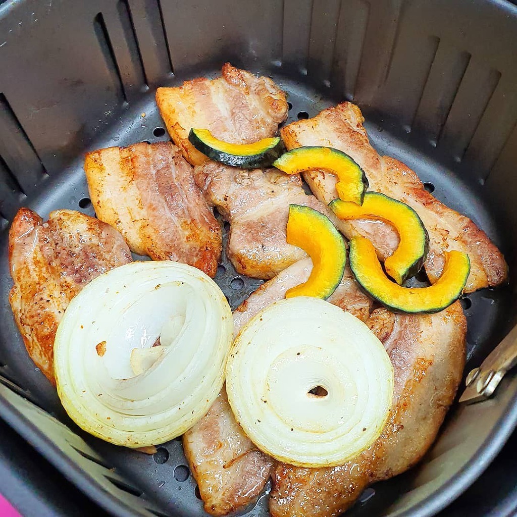 에어프라이어로 구운 삼겹살 비주얼 | 인스티즈