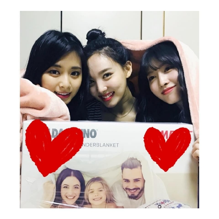 최화정씨에게 선물받은 전기매트 인증하는 트와이스.jpg | 인스티즈