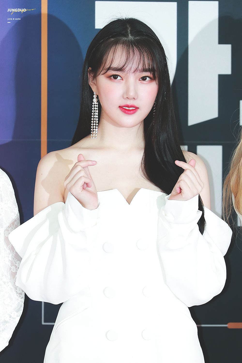 앞구르기 하고 보니까 은근히 미인인 듯한 여자친구 예린이.jpgif | 인스티즈