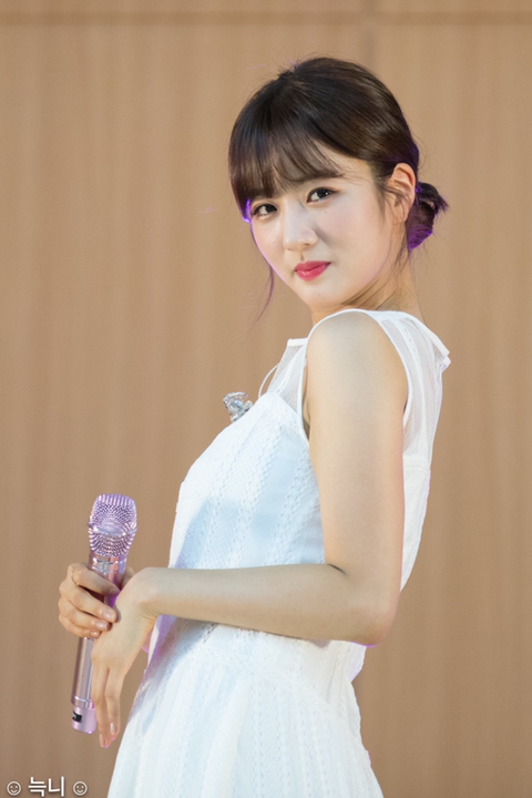 하얀 드레스와 에이핑크 보미.jpg | 인스티즈