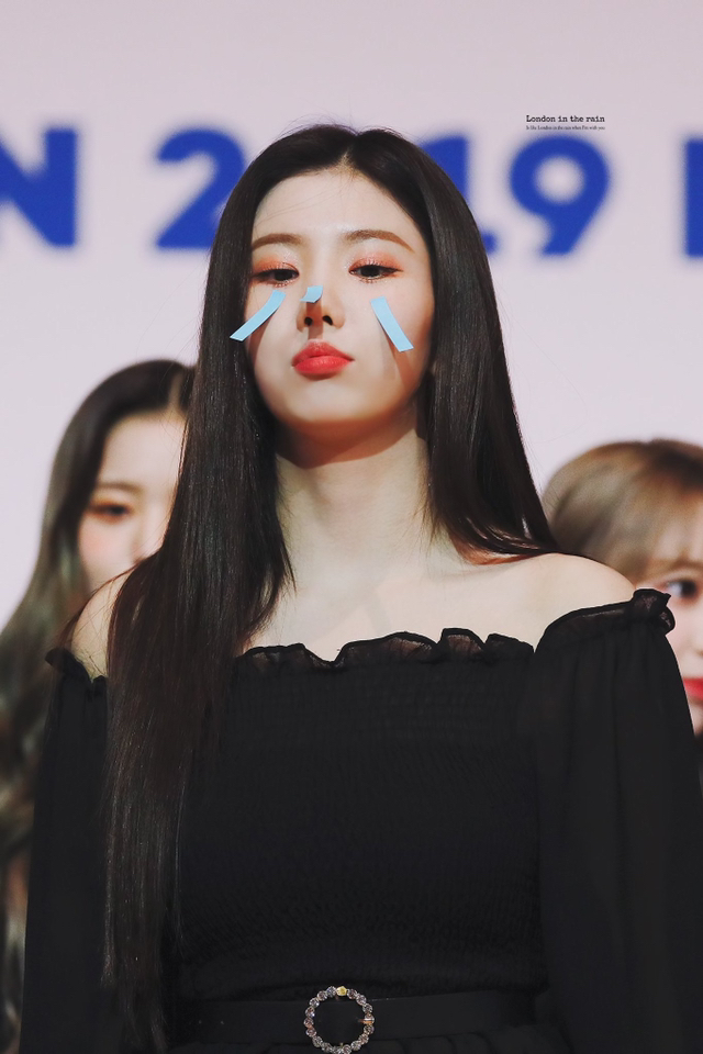 아이즈원) 얼굴에 뭘 이렇게 묻히고 다니나 싶은 권은비 | 인스티즈