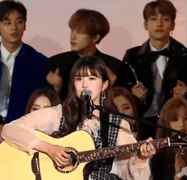 팬들이 선물로보내준 기타를 들고 MAMA에나온 프로미스나인 송하영.GIF | 인스티즈