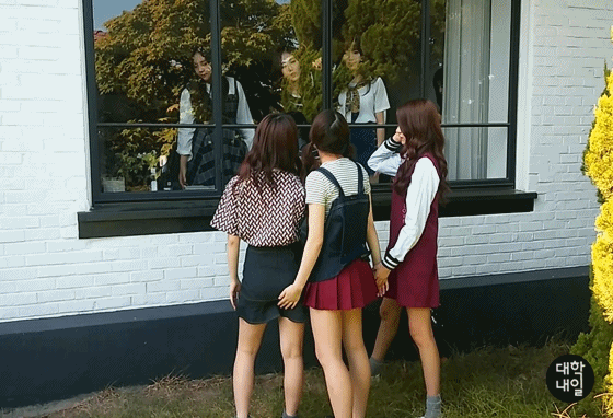 여자친구 은하를 만지는 예린이.gif | 인스티즈