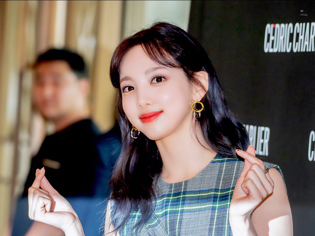 막내 쯔위가 좋아 포옹하는 맏내 나봉이 | 인스티즈