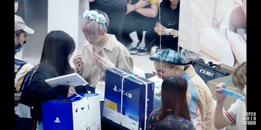 팬한테 선물받은 송민호 | 인스티즈