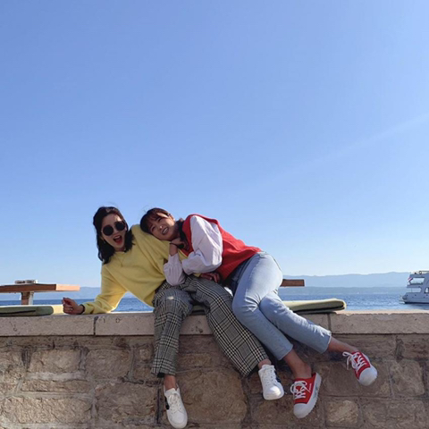 크로아티아에서 일을 하고 있는 에이핑크 초롱 보미.jpg | 인스티즈