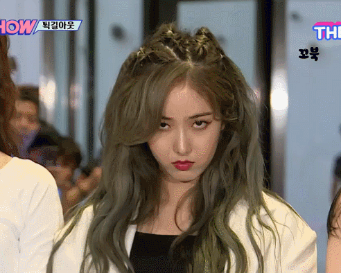 냉미녀인 척하는 여자친구 예린 신비 엄지.gif | 인스티즈