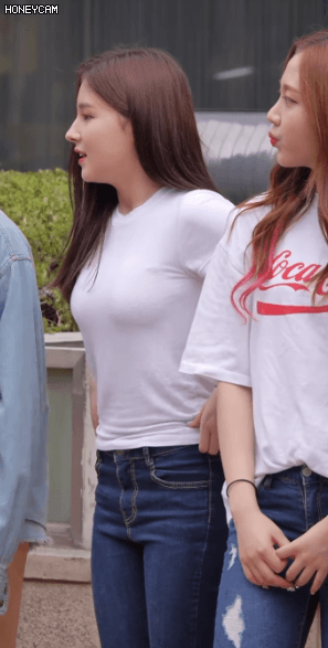 모모랜드 낸시 청바지에 흰티 .gif | 인스티즈