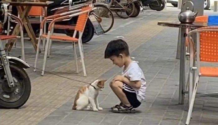 하교 늦어진 어린 아들 유괴 당한 줄 알고 달려나간 엄마가 목격한 광경 | 인스티즈
