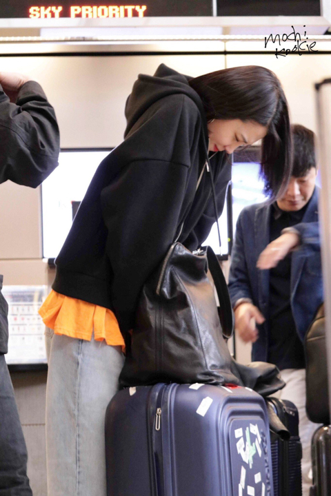 공항에서 캐리어와 사투를 버리는 에이핑크 정은지.jpg | 인스티즈
