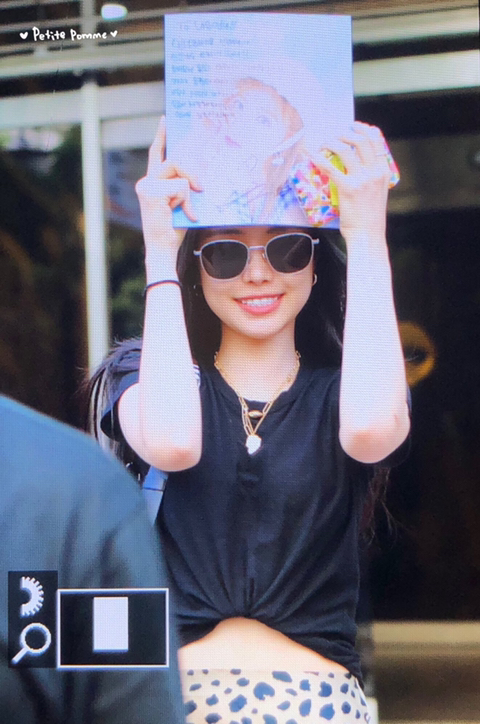 [에이핑크] 신인 후배가수 한테 앨범 + 편지 받은 나은이와 은지.jpg | 인스티즈